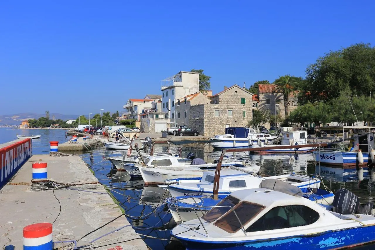 Family Friendly Apartments With A Swimming Pool Kastel Kambelovac, Kastela - 18117 Croatia