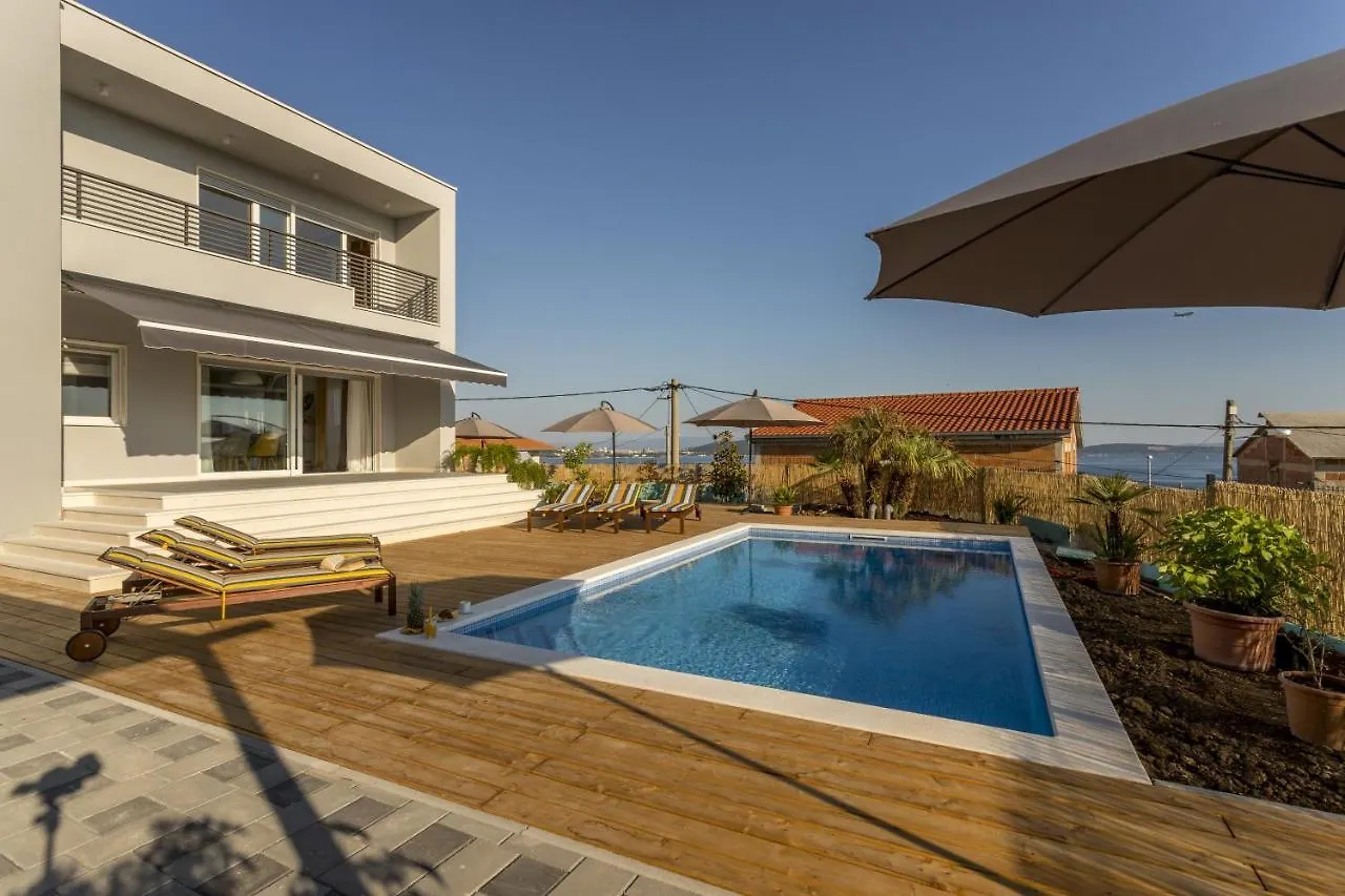 Family Friendly Apartments With A Swimming Pool Kastel Kambelovac, Kastela - 18117 Croatia