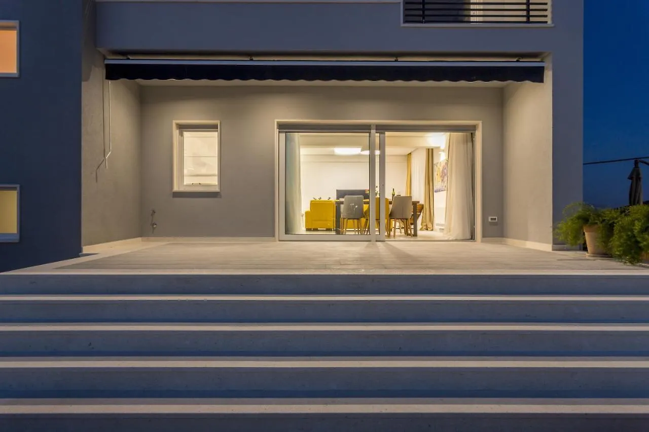 Family Friendly Apartments With A Swimming Pool Kastel Kambelovac, Kastela - 18117 0*,