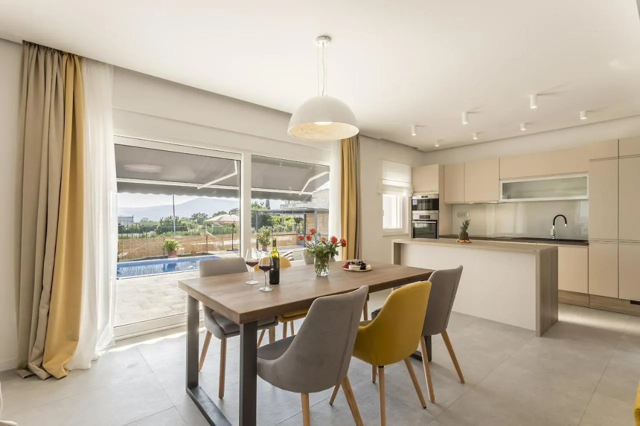 Family Friendly Apartments With A Swimming Pool Kastel Kambelovac, Kastela - 18117 0*,