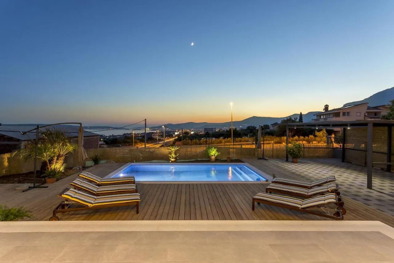 Family Friendly Apartments With A Swimming Pool Kastel Kambelovac, Kastela - 18117