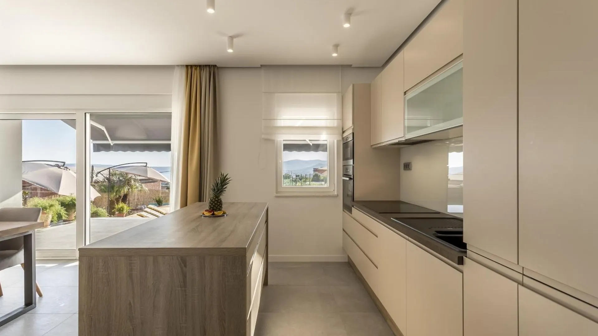 Family Friendly Apartments With A Swimming Pool Kastel Kambelovac, Kastela - 18117 0*,  Chorwacja
